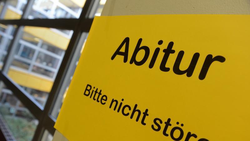 Ein Blatt mit der Aufschrift "Abitur - Bitte nicht stören" hängt im Wirtschaftsgymnasium an einem Betonpfosten. Foto: Felix Kästle/Archiv Ein Blatt mit der Aufschrift "Abitur - Bitte nicht stören" hängt im Wirtschaftsgymnasium an einem Betonpfosten. Foto: Felix Kästle/Archiv
