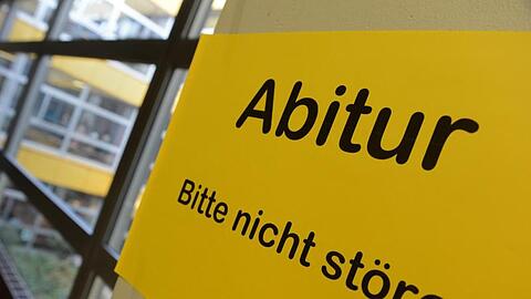 Ein Blatt mit der Aufschrift "Abitur - Bitte nicht stören" hängt im Wirtschaftsgymnasium an einem Betonpfosten. Foto: Felix Kästle/Archiv