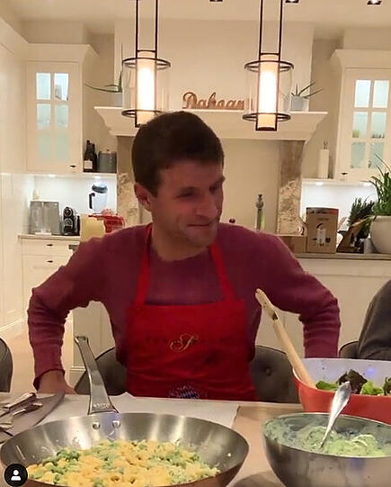 Thomas Müller scheint die spielfreie Zeit zu nutzen, um seine Kochkünste zu verbessern.