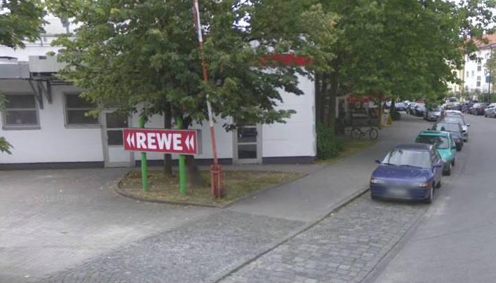 Die Einfahrt zum Rewe-Getränkemarkt in der Josef-Lang-Straße. Anwohner fordern, dort wieder einen Vollsortimenter zu etablieren.