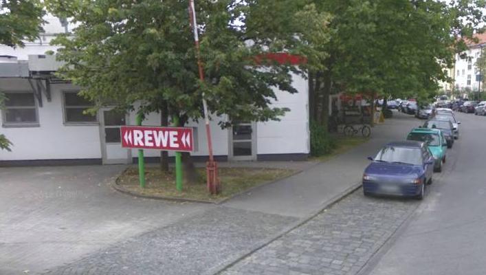 Die Einfahrt zum Rewe-Getränkemarkt in der Josef-Lang-Straße. Anwohner fordern, dort wieder einen Vollsortimenter zu etablieren. Die Einfahrt zum Rewe-Getränkemarkt in der Josef-Lang-Straße. Anwohner fordern, dort wieder einen Vollsortimenter zu etablieren.
