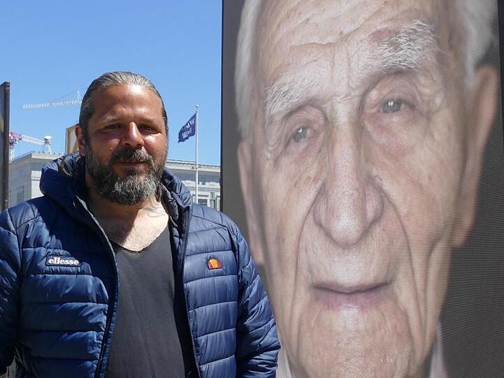 Der Fotograf Luigi Toscano vor dem Porträt des Holocaust-Überlebenden Sol Farkas, der in San Francisco lebt. 1944 war er nach Auschwitz deportiert worden.