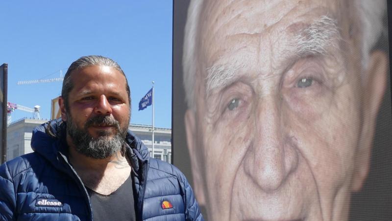 Der Fotograf Luigi Toscano vor dem Porträt des Holocaust-Überlebenden Sol Farkas, der in San Francisco lebt. 1944 war er nach Auschwitz deportiert worden. Der Fotograf Luigi Toscano vor dem Porträt des Holocaust-Überlebenden Sol Farkas, der in San Francisco lebt. 1944 war er nach Auschwitz deportiert worden.