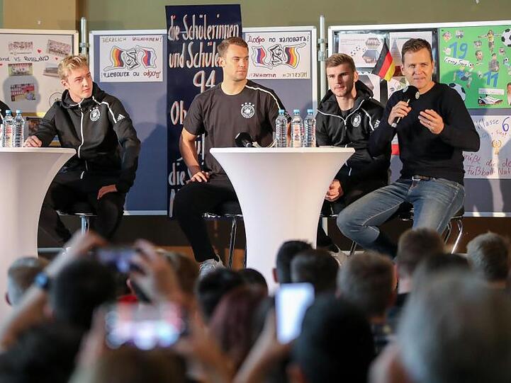 Teammanager Oliver Bierhoff (r) bei einer Pressekonferenz des DFB-Teams vor Schülern.