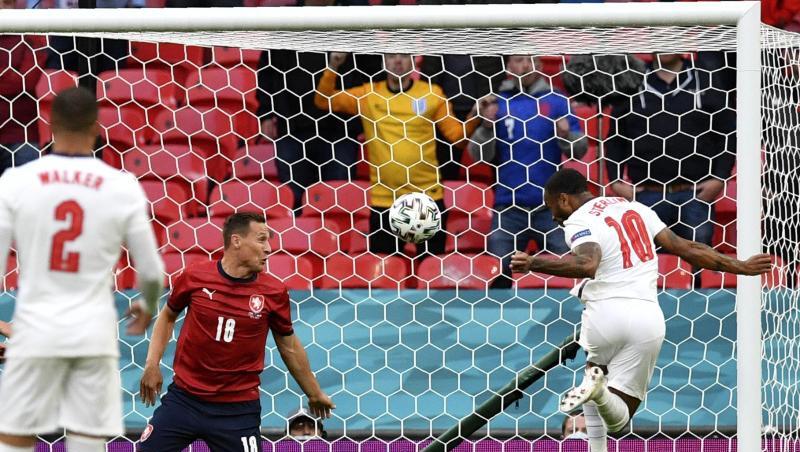 Raheem Sterling (r) trifft zur 1:0-Führung für England. Raheem Sterling (r) trifft zur 1:0-Führung für England.