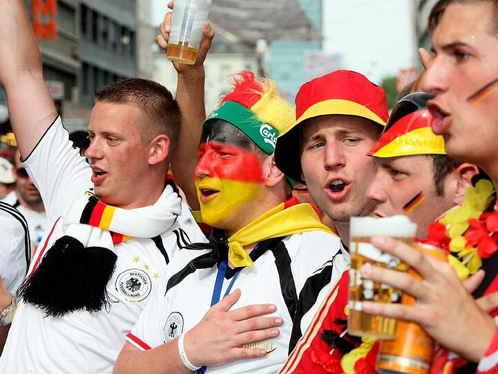 Zehntausende deutscher Fans strömen durch die Straßen Basels.
