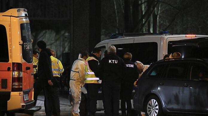 Mitarbeiter der Spurensicherung der Polizei Hamburg sind am Tatort. Mitarbeiter der Spurensicherung der Polizei Hamburg sind am Tatort.