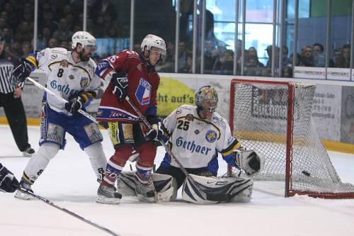 Hart umkämpft war das zweite Halbfinale zwischen dem EHC und Ravensburg. Hier leisten Torwart Sebastian Elwing und Verteidiger Chris Bahen Schwerstarbeit.
