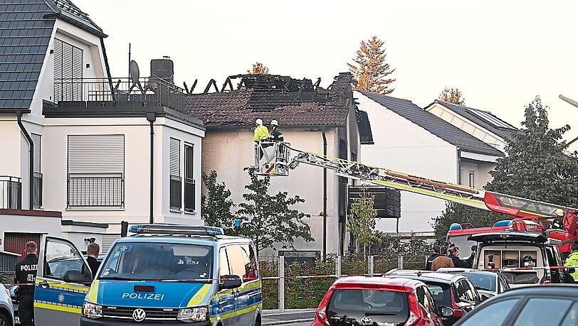 Einsatzkräfte der Feuerwehr und der Polizei am Tatort in der Lerchenau. Der 57-Jährige soll in seinem Elternhaus Feuer gelegt haben. Zuvor griff er seinen Vater, seine Mutter und seine Tochter an. Die Vaterschaft für die inzwischen 21-Jährige bestritt er bis zuletzt.