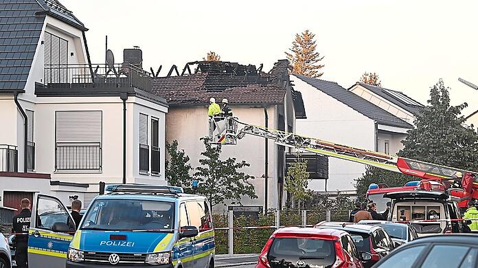 Einsatzkräfte der Feuerwehr und der Polizei am Tatort in der Lerchenau. Der 57-Jährige soll in seinem Elternhaus Feuer gelegt haben. Zuvor griff er seinen Vater, seine Mutter und seine Tochter an. Die Vaterschaft für die inzwischen 21-Jährige bestritt er bis zuletzt.
