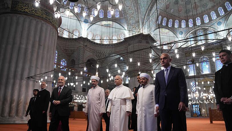 Der Papst besucht die Blaue Moschee in Istanbul - und will damit ein Zeichen für den interreligiösen Dialog setzen. Der Papst besucht die Blaue Moschee in Istanbul - und will damit ein Zeichen für den interreligiösen Dialog setzen.