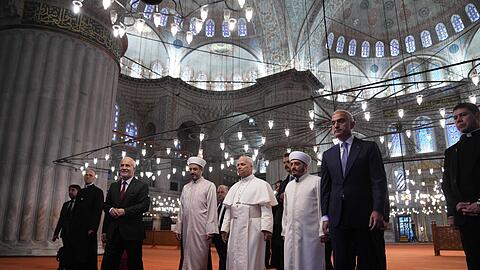 Der Papst besucht die Blaue Moschee in Istanbul - und will damit ein Zeichen für den interreligiösen Dialog setzen.