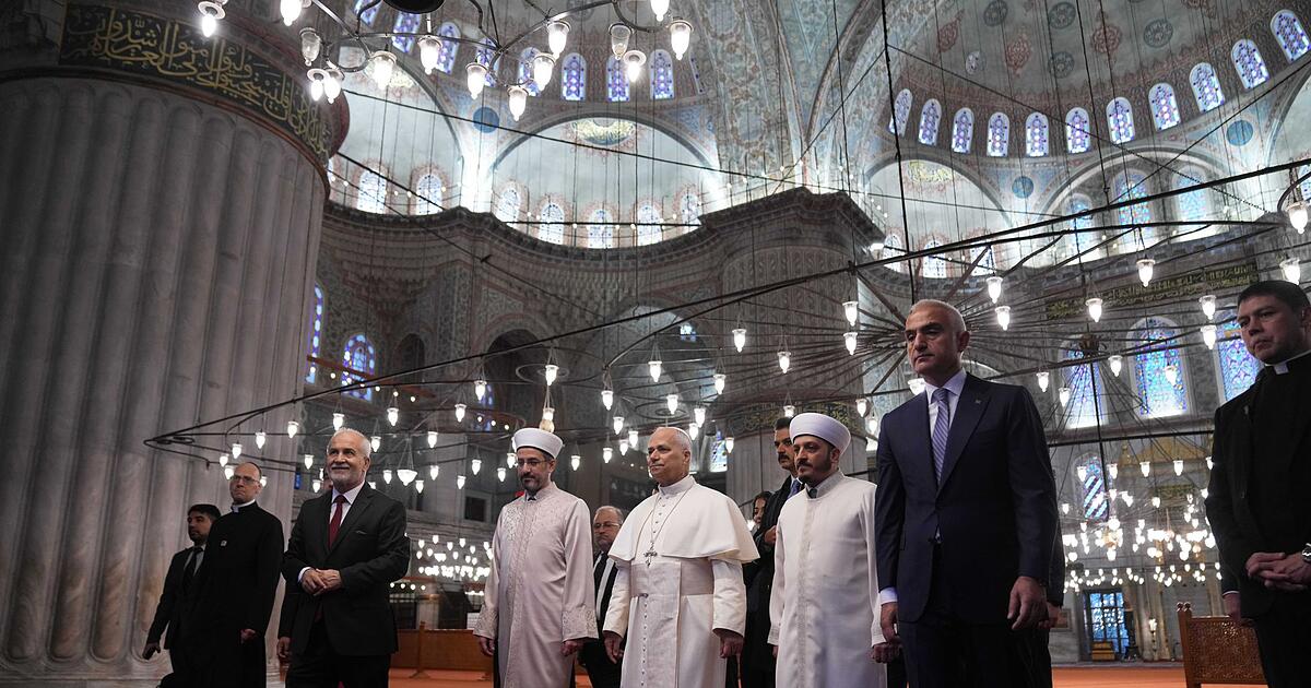 Papst-besichtigt-Blaue-Moschee-in-Istanbul