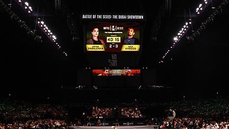 Nick Kyrgios beim Aufschlag im Battle of the Sexes gegen Aryna Sabalenka.