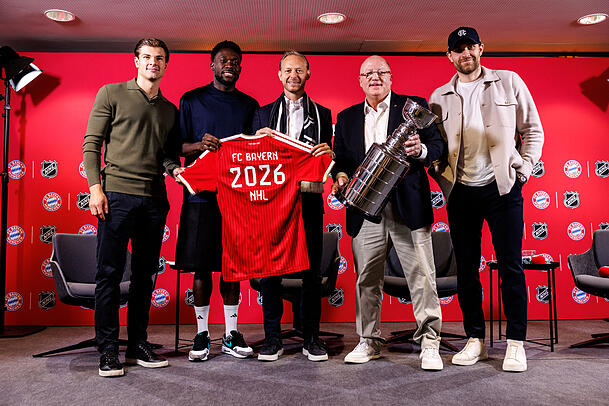 Gemeinsam f&uuml;r die NHL in M&uuml;nchen (v.l.): John-Jason Peterka (Boston Bruins), Alphonso Davies (FC Bayern), Rouven Kasper (Vorstand Marketing und Vertrieb, FC Bayern), Bill Daly (stellvertretender Commissioner der NHL) und Leon Draisaitl (Edmonton Oilers).