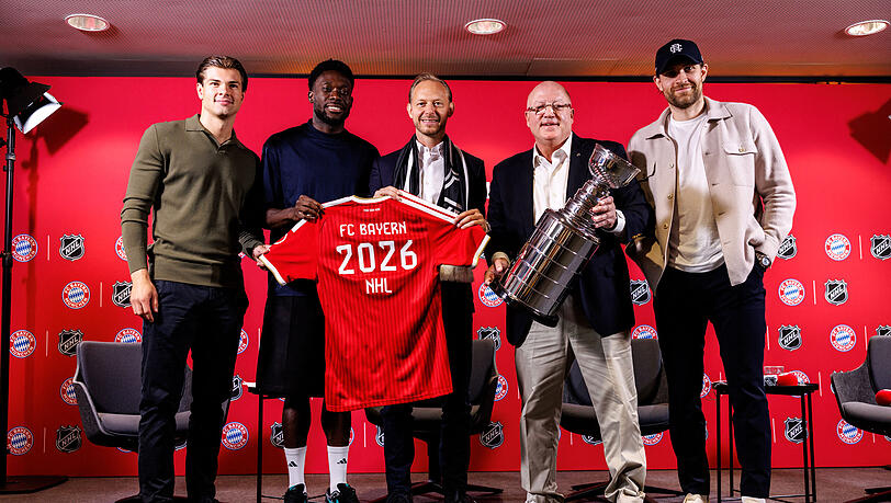 Gemeinsam für die NHL in München (v.l.): John-Jason Peterka (Boston Bruins), Alphonso Davies (FC Bayern), Rouven Kasper (Vorstand Marketing und Vertrieb, FC Bayern), Bill Daly (stellvertretender Commissioner der NHL) und Leon Draisaitl (Edmonton Oilers). Gemeinsam für die NHL in München (v.l.): John-Jason Peterka (Boston Bruins), Alphonso Davies (FC Bayern), Rouven Kasper (Vorstand Marketing und Vertrieb, FC Bayern), Bill Daly (stellvertretender Commissioner der NHL) und Leon Draisaitl (Edmonton Oilers).