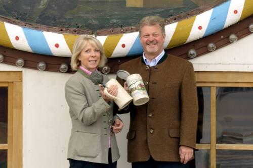Hoch droben beim großen Gemälde der berühmten Bräurosl, die ihrem Festzelt 1901 den Namen gab: Die Wiesn-Wirte Georg und Renate Heide.