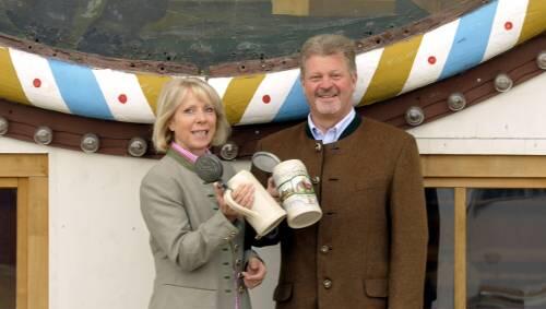 Hoch droben beim großen Gemälde der berühmten Bräurosl, die ihrem Festzelt 1901 den Namen gab: Die Wiesn-Wirte Georg und Renate Heide. Hoch droben beim großen Gemälde der berühmten Bräurosl, die ihrem Festzelt 1901 den Namen gab: Die Wiesn-Wirte Georg und Renate Heide.