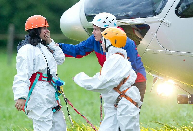 Horror-Nacht für einige Insassen einer Gondel in Schwangau. Nach einem Gleitschirm-Unfall mussten die Fahrgäste teils die Nacht in der Luft verbringen. Rettungskräfte konnten alle Menschen retten.