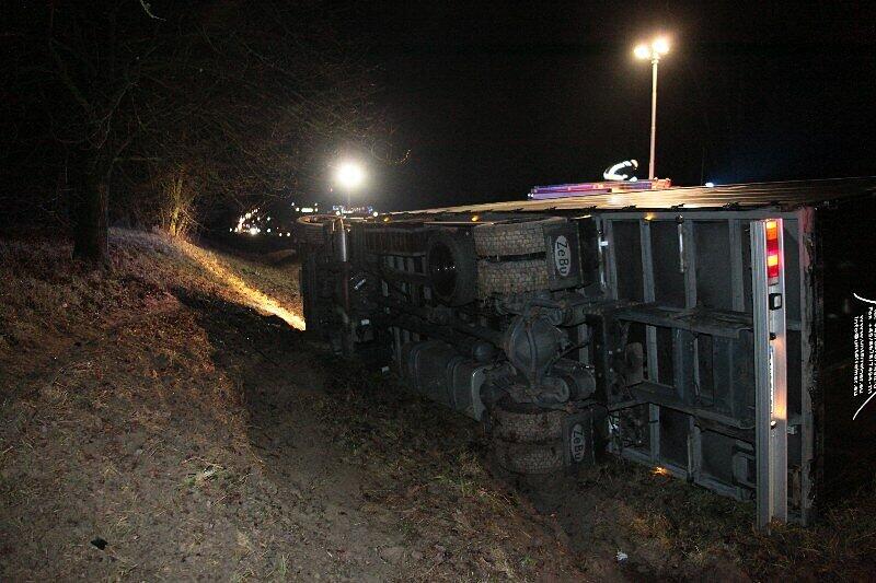 Am Mittwoch morgen kippte ein LKW auf der B 12 bei Rattenkirchen um: Der verletzte Fahrer war in seiner Kabine eingeklemmt und musste von der Feuerwehr befreit werden. Die Bilder!