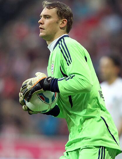 MANUEL NEUER: Note 3. Was der Keeper wohl dachte, als es 1:0 stand? Dann 2:0... - und wieder nichts zu tun für den letzten Mann. Erst zu Beginn der zweiten Hälfte einmal gefordert. Und? Sicher.