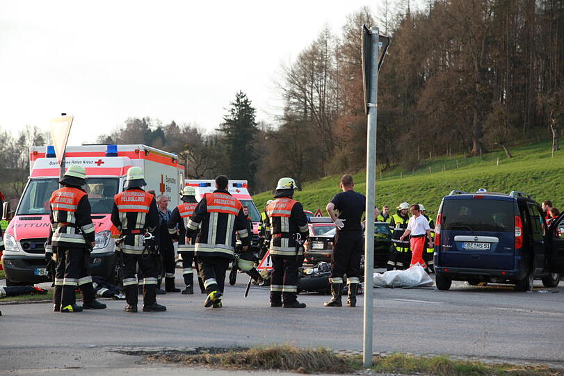 Im Landkreis Rosenheim hat eine Autofahrerin einen Motorradfahrer übersehen. Der Mann stirbt noch am Unfallort, die Frau wird schwer verletzt ins Krankenhaus geflogen.