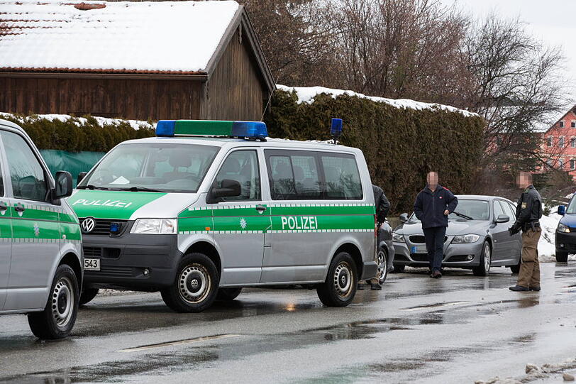 Hier nimmt die Polizei zwei Einbrecher fest. Die Täter wollten in ein Einfamilienhaus in Altenmarkt einsteigen.