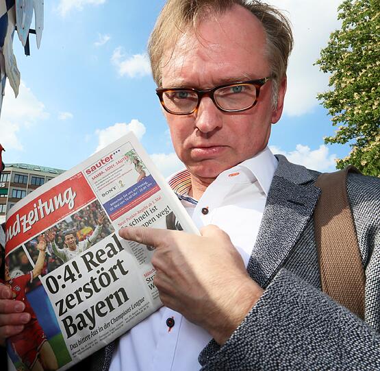 Mit dem nötigen Ernst beteililgt sich der Kabarettist beim Verteilen.