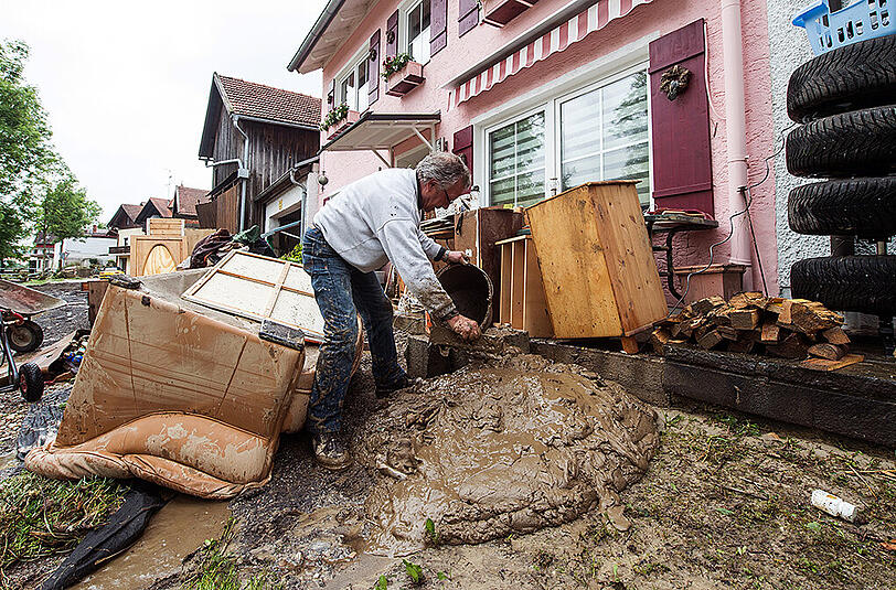 Schlamm, Chaos und noch mehr Schlamm: Das Dorf Anzenkirchen in der Gemeinde Triftern ist von dem Hochwasser am 01. Juni hart getroffen worden.