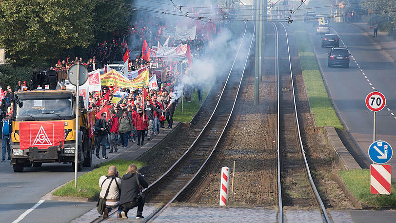 Mitarbeiter von Thyssenkrupp nehmen in Bochum an einer Kundgebung teil. Sie wollen sich gegen die Stahl-Fusionspläne von Thyssenkrupp mit dem indischen Tata-Konzern wehren.