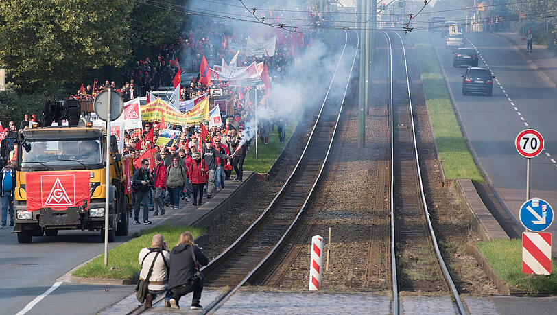 Mitarbeiter von Thyssenkrupp nehmen in Bochum an einer Kundgebung teil. Sie wollen sich gegen die Stahl-Fusionspläne von Thyssenkrupp mit dem indischen Tata-Konzern wehren. Mitarbeiter von Thyssenkrupp nehmen in Bochum an einer Kundgebung teil. Sie wollen sich gegen die Stahl-Fusionspläne von Thyssenkrupp mit dem indischen Tata-Konzern wehren.