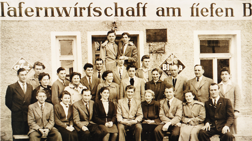 Vor gut 60 Jahren entstand dieses Gruppenfoto des Theatervereins vor der "Tafernwirtschaft am Tiefenbach". Mit auf dem Foto (rechts, stehend) Altbürgermeister Georg Schmerbeck.