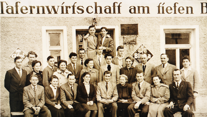 Vor gut 60 Jahren entstand dieses Gruppenfoto des Theatervereins vor der "Tafernwirtschaft am Tiefenbach". Mit auf dem Foto (rechts, stehend) Altbürgermeister Georg Schmerbeck. Vor gut 60 Jahren entstand dieses Gruppenfoto des Theatervereins vor der "Tafernwirtschaft am Tiefenbach". Mit auf dem Foto (rechts, stehend) Altbürgermeister Georg Schmerbeck.