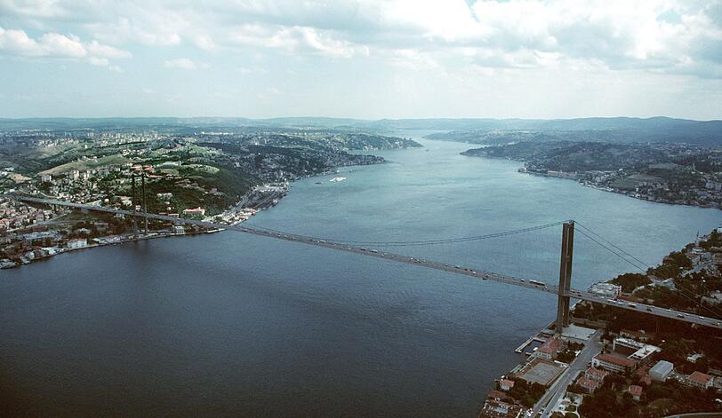 Entlang des Bosporus verteilt sich Istanbul auf den asiatischen und europäischen Kontinent.