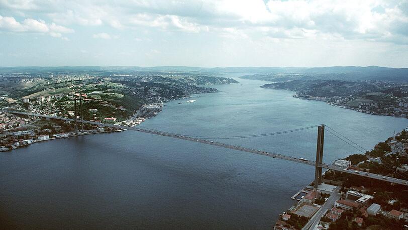 Entlang des Bosporus verteilt sich Istanbul auf den asiatischen und europäischen Kontinent. Entlang des Bosporus verteilt sich Istanbul auf den asiatischen und europäischen Kontinent.