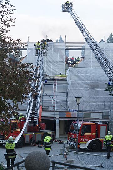 Feuer in Schwabing: Der Dachstuhl der Turnhalle des Maximiliansgymnasiums fing am Donnerstagabend Feuer. Die Bilder.