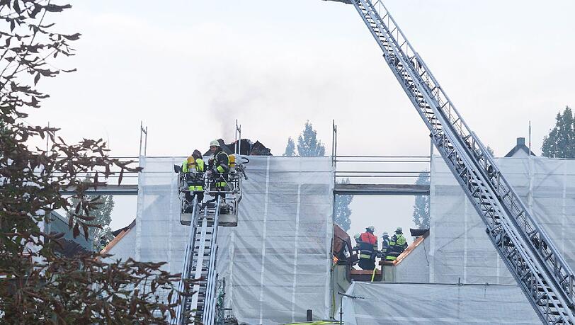 Feuer in Schwabing: Der Dachstuhl der Turnhalle des Maximiliansgymnasiums fing am Donnerstagabend Feuer. Die Bilder. Feuer in Schwabing: Der Dachstuhl der Turnhalle des Maximiliansgymnasiums fing am Donnerstagabend Feuer. Die Bilder.