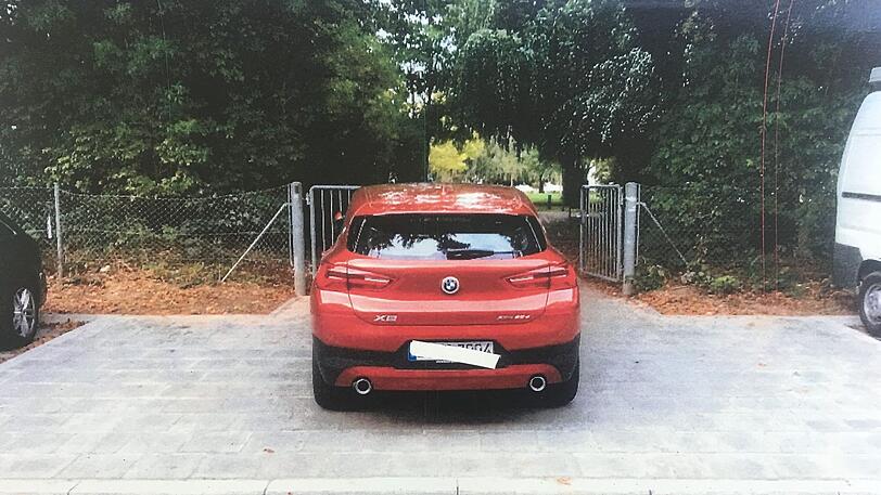 Ein Falschparker vor dem Spielplatz Tassiloplatz.
