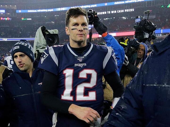 Tom Brady, Quarterback der New England Patriots, geht nach der Niederlgage seines Teams gegen die Titans vom Platz.