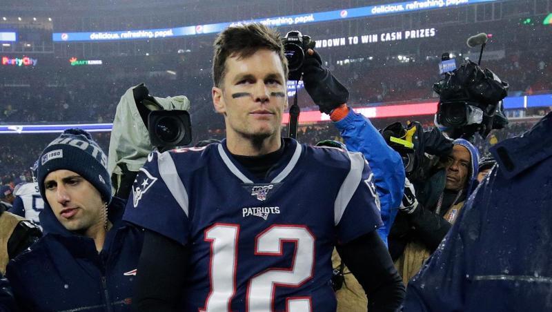 Tom Brady, Quarterback der New England Patriots, geht nach der Niederlgage seines Teams gegen die Titans vom Platz. Tom Brady, Quarterback der New England Patriots, geht nach der Niederlgage seines Teams gegen die Titans vom Platz.