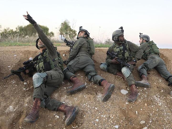 Israelische Soldaten suchen in der Nähe der Grenze zum Gazastreifen Schutz.