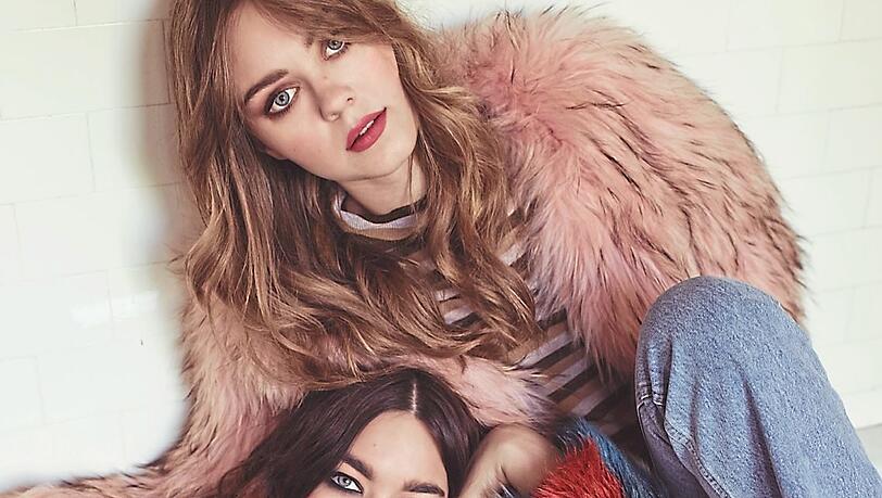 Hängen nicht nur modisch der Vergangenheit nach: Die schwedischen Schwestern Klara und Johanna Söderberg alias First Aid Kit.