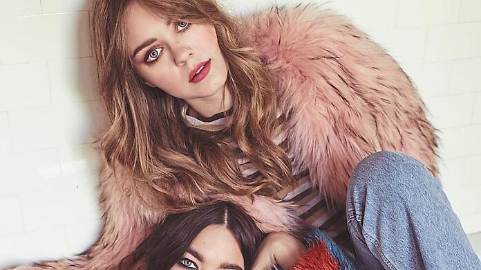 Hängen nicht nur modisch der Vergangenheit nach: Die schwedischen Schwestern Klara und Johanna Söderberg alias First Aid Kit.