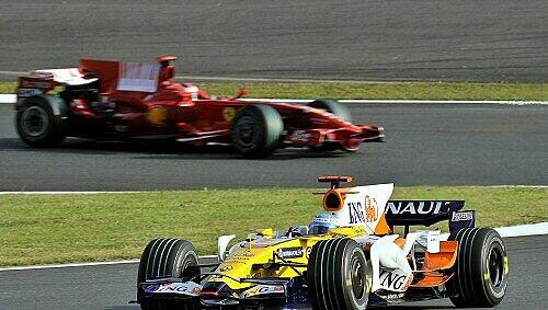 Führung mit Vorsprung: Fernando Alonso (v.) in Japan Führung mit Vorsprung: Fernando Alonso (v.) in Japan