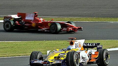 Führung mit Vorsprung: Fernando Alonso (v.) in Japan