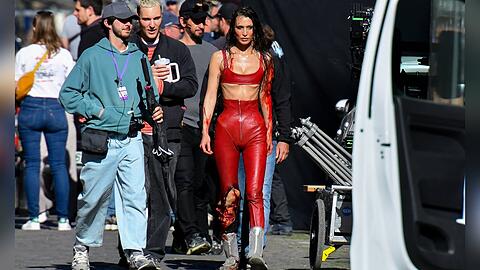 Blutüberströmt und mit offenen Wunden: Bella Hadid am Set von "The Beauty".