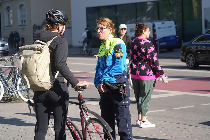 Am Dienstag kontrolliert die Münchner Polizei schwerpunktartig an verschiedenen Orten in der Innenstadt. Die AZ ist in Schwabing dabei. Viele der Radfahrer fahren bei Rot über die Ampel oder biegen falsch ab. Am Dienstag kontrolliert die Münchner Polizei schwerpunktartig an verschiedenen Orten in der Innenstadt. Die AZ ist in Schwabing dabei. Viele der Radfahrer fahren bei Rot über die Ampel oder biegen falsch ab.