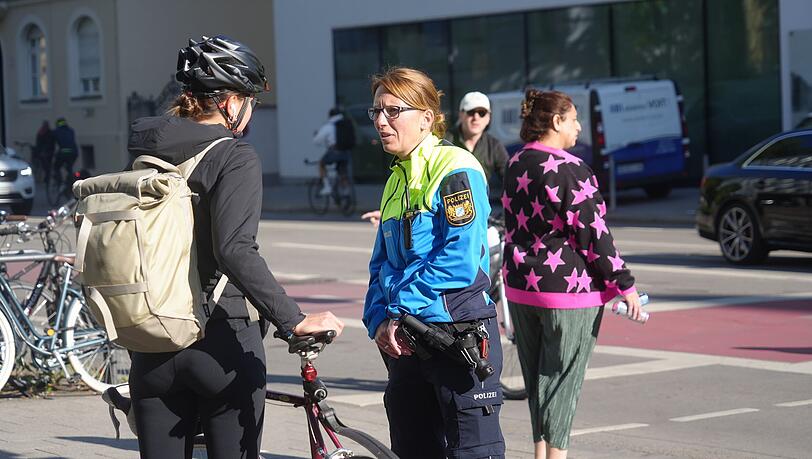 Am Dienstag kontrolliert die Münchner Polizei schwerpunktartig an verschiedenen Orten in der Innenstadt. Die AZ ist in Schwabing dabei. Viele der Radfahrer fahren bei Rot über die Ampel oder biegen falsch ab. Am Dienstag kontrolliert die Münchner Polizei schwerpunktartig an verschiedenen Orten in der Innenstadt. Die AZ ist in Schwabing dabei. Viele der Radfahrer fahren bei Rot über die Ampel oder biegen falsch ab.