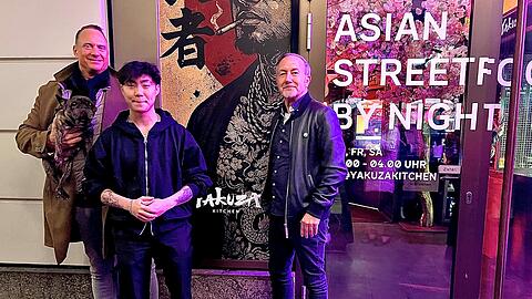 Mathias Scheffel (r.),  Giang Ninh (M.) und Gesellschafter Alexander Rupp haben am Lenbachplatz Großes vor. Ein Party-Asiate soll zum Hotspot Münchens werden.