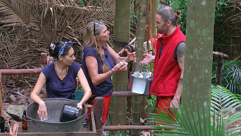 Nicole diskutiert mit Gil, w&auml;hrend Samira das Gespirr abw&auml;scht.